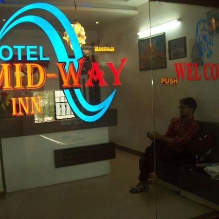 Hotel Mid - Way Inn กันตินาการ์ ภายนอก รูปภาพ