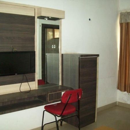 Hotel Mid - Way Inn กันตินาการ์ ภายนอก รูปภาพ